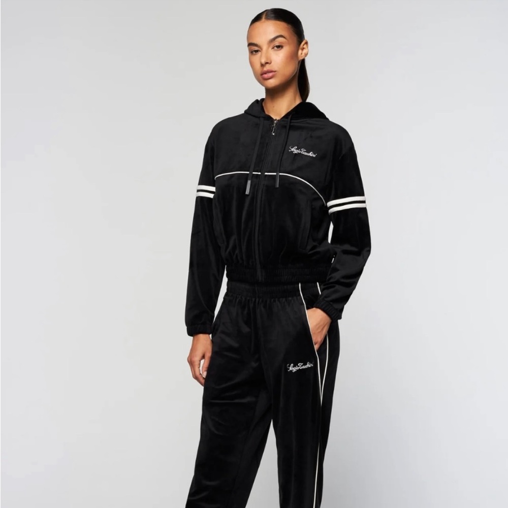 Premium velour cropped full zip hooSMALL
BRAND NEW
FREE DELIVERY WITHIN BROOKLYN